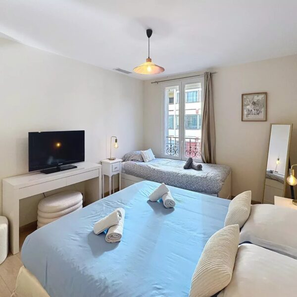 Apartment Cannes Anglais : 2 bedrooms, sleeps 7, south-facing balcony, mezzanine