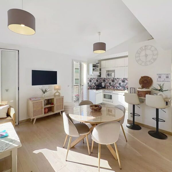 Apartment Cannes Anglais : 2 bedrooms, sleeps 7, south-facing balcony, mezzanine