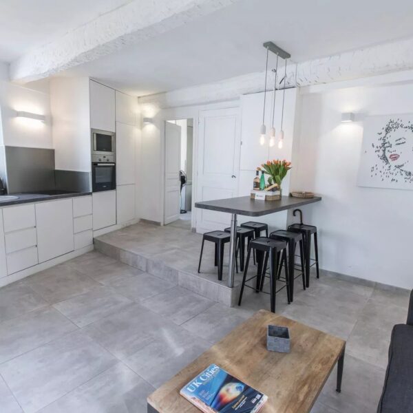 Appartement Cannes : grand 2 pièces, 4 personnes, balconnet, proche Palais