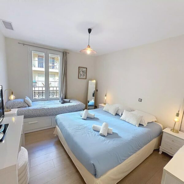 Apartment Cannes Anglais : 2 bedrooms, sleeps 7, south-facing balcony, mezzanine