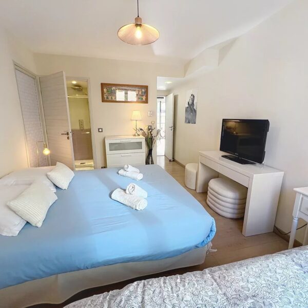 Apartment Cannes Anglais : 2 bedrooms, sleeps 7, south-facing balcony, mezzanine