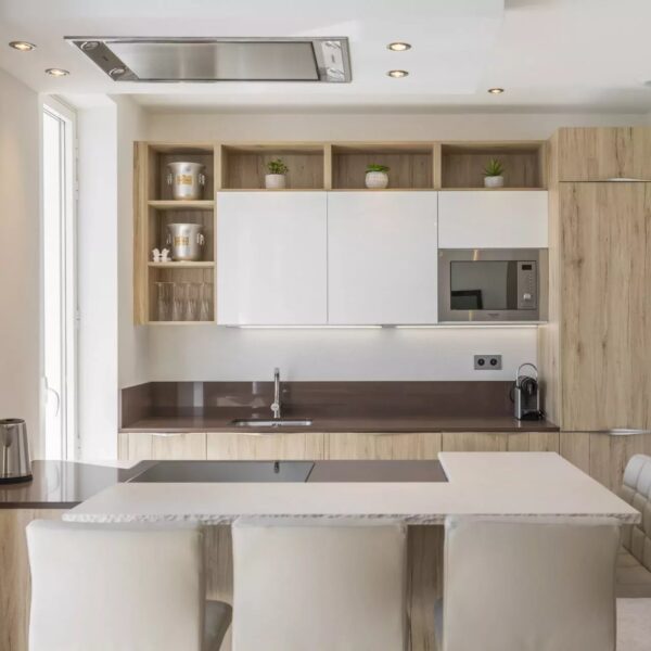 Appartement Cannes : luxueux 3 pièces, vue mer, balcon face au Vieux Port de Cannes