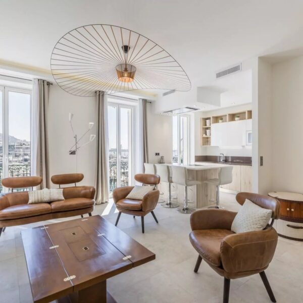 Appartement Cannes : luxueux 3 pièces, vue mer, balcon face au Vieux Port de Cannes