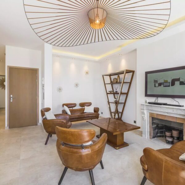 Appartement Cannes : luxueux 3 pièces, vue mer, balcon face au Vieux Port de Cannes