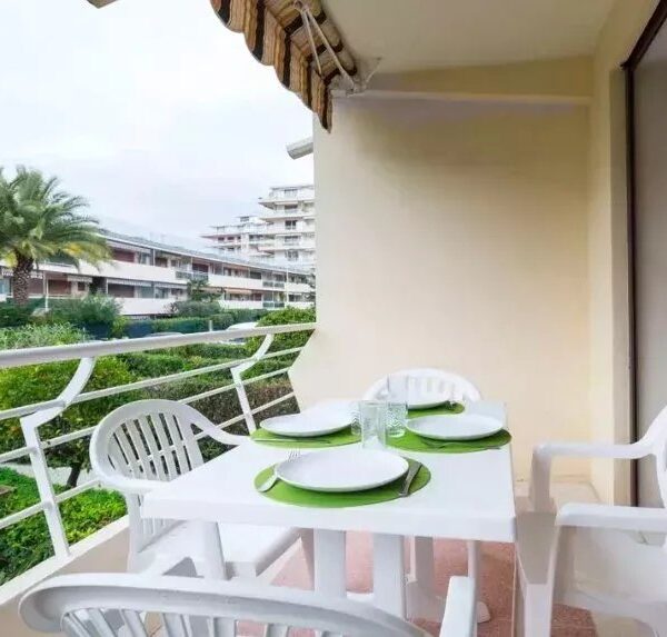 Cannes: charming 2-room apartment with terrace close to city center