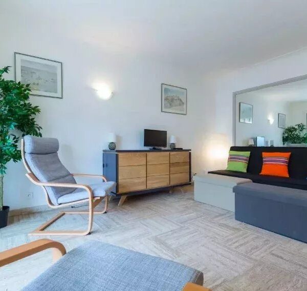 Cannes: charming 2-room apartment with terrace close to city center
