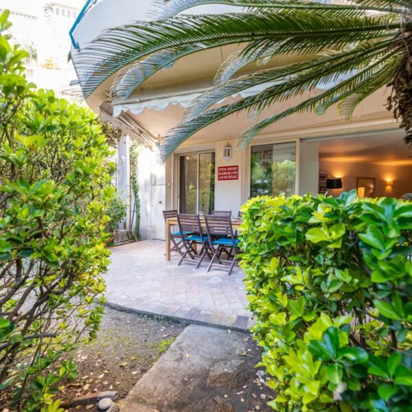 Cannes: luxuous 4 BRs apartment with gardens on La Croisette