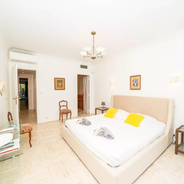 Cannes: luxuous 4 BRs apartment with gardens on La Croisette