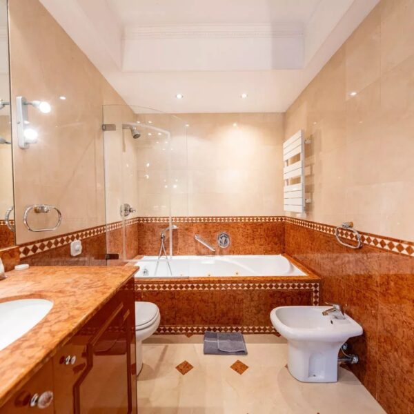 Cannes: luxuous 4 BRs apartment with gardens on La Croisette