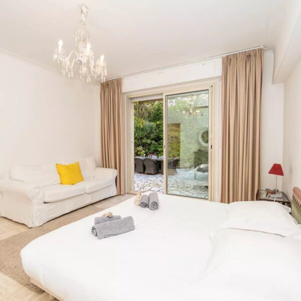 Cannes: luxuous 4 BRs apartment with gardens on La Croisette