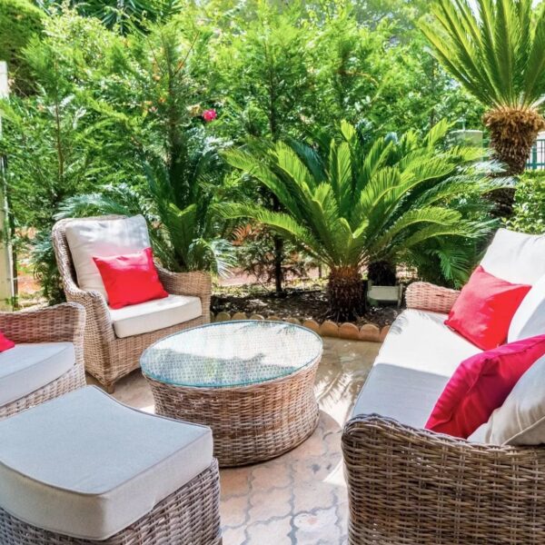 Cannes: luxuous 4 BRs apartment with gardens on La Croisette