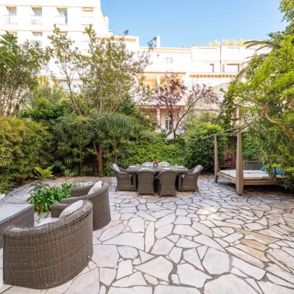 Cannes: luxuous 4 BRs apartment with gardens on La Croisette