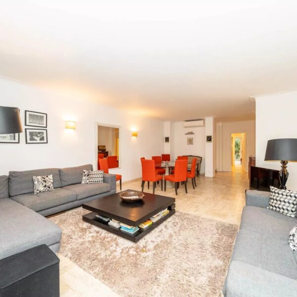 Cannes: luxuous 4 BRs apartment with gardens on La Croisette