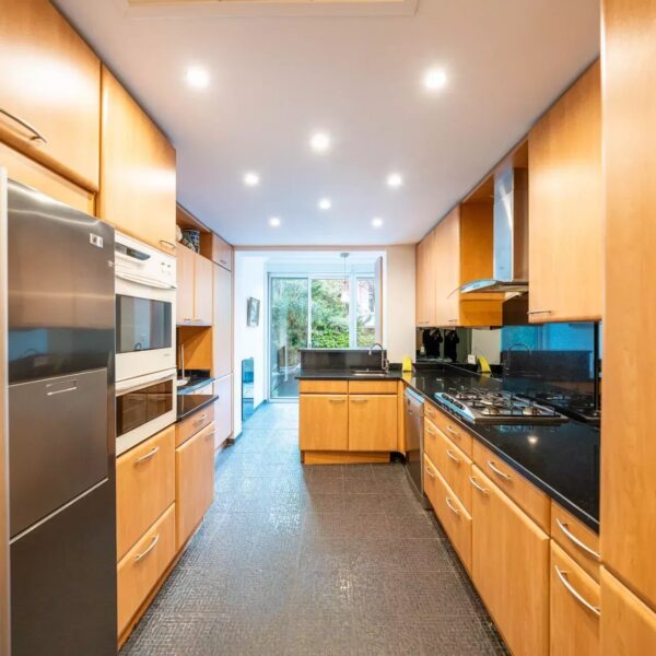 Cannes: luxuous 4 BRs apartment with gardens on La Croisette