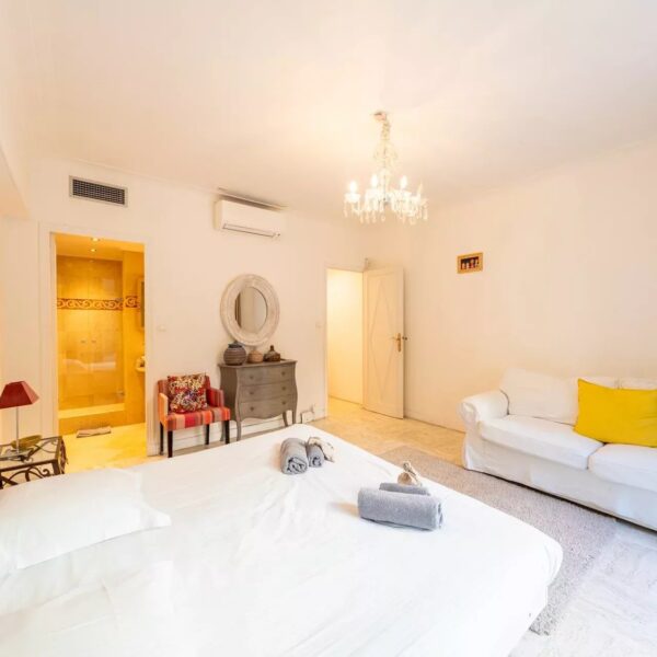 Cannes: luxuous 4 BRs apartment with gardens on La Croisette