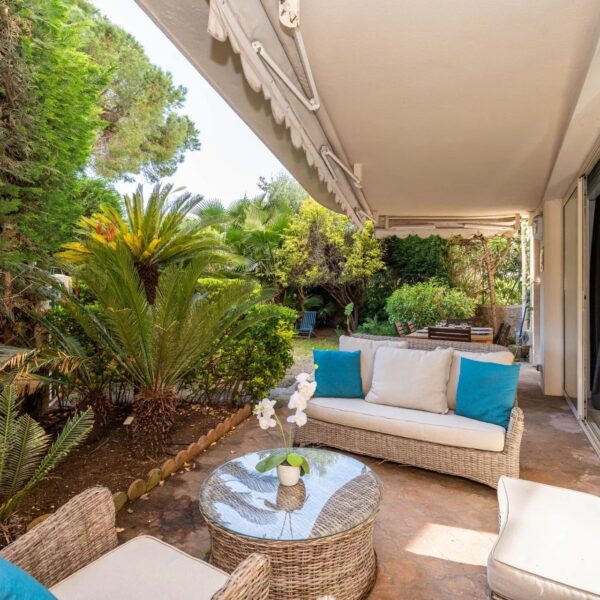 Cannes: luxuous 4 BRs apartment with gardens on La Croisette