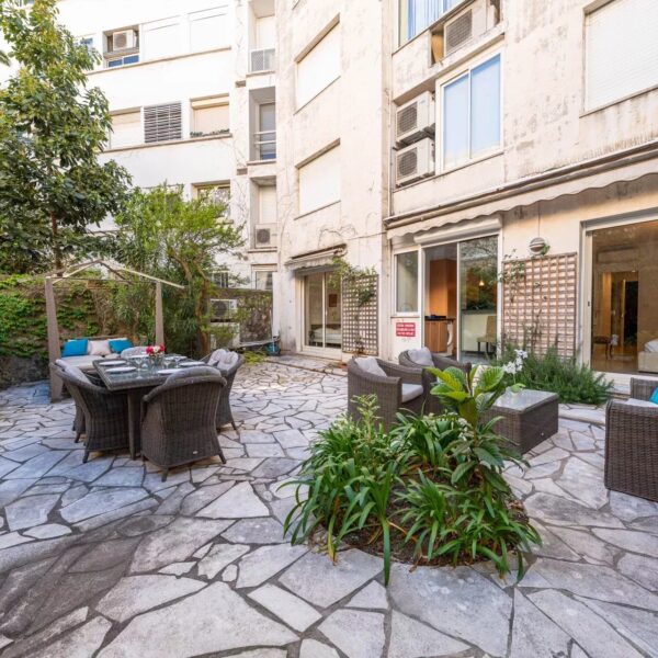 Cannes: luxuous 4 BRs apartment with gardens on La Croisette