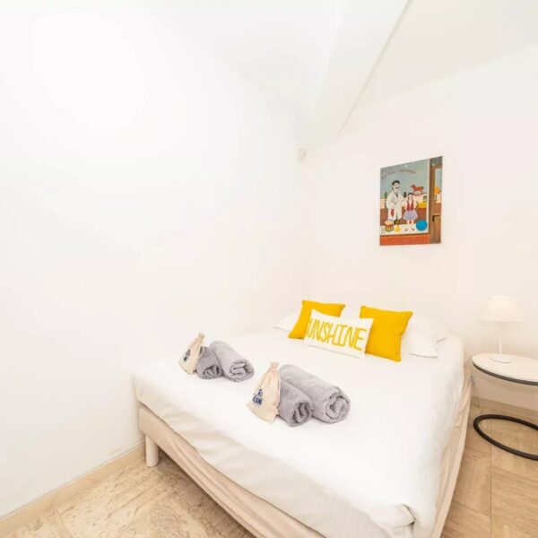 Cannes: luxuous 4 BRs apartment with gardens on La Croisette