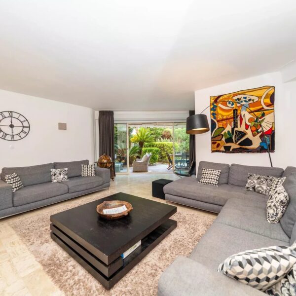 Cannes: luxuous 4 BRs apartment with gardens on La Croisette