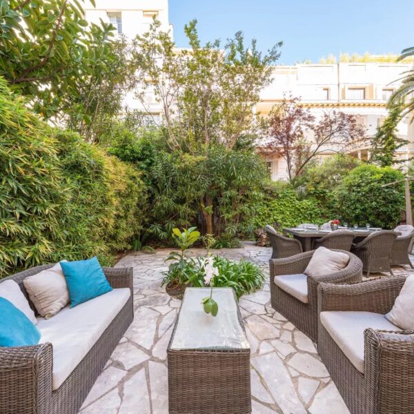 Cannes: luxuous 4 BRs apartment with gardens on La Croisette