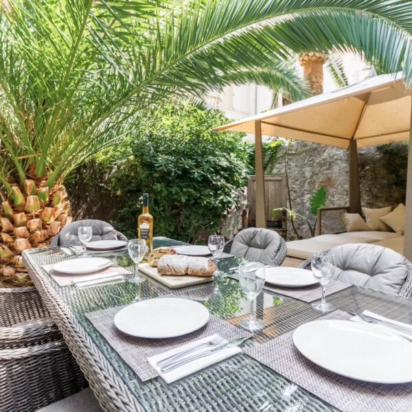 Cannes: luxuous 4 BRs apartment with gardens on La Croisette