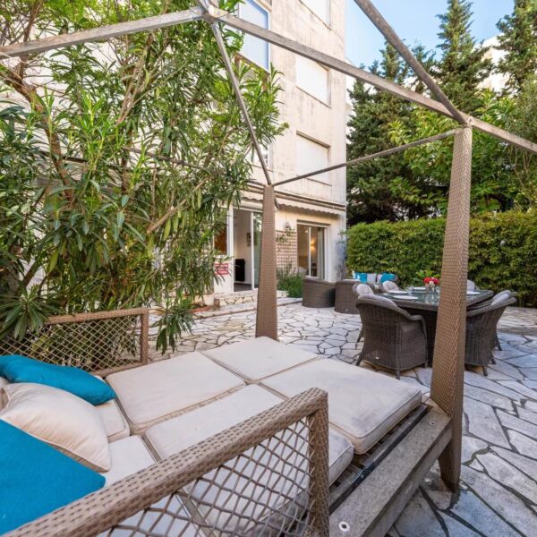 Cannes: luxuous 4 BRs apartment with gardens on La Croisette