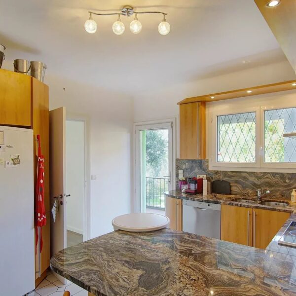 Villa Le Cannet : 4 bedrooms, contemporary, swimming pool and garden with trees