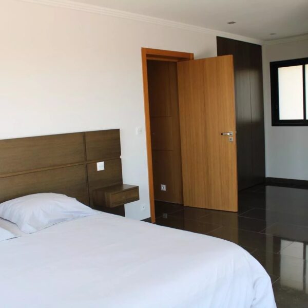 Villa Roquefort-les-Pins : 5 chambres, piscine à débordement, vue mer panoramique