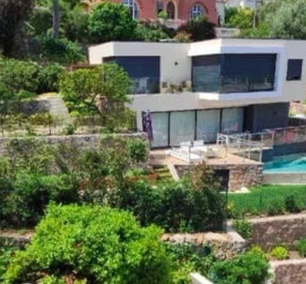 Golfe-Juan: 3-bedroom villa with swimming pool and sea view