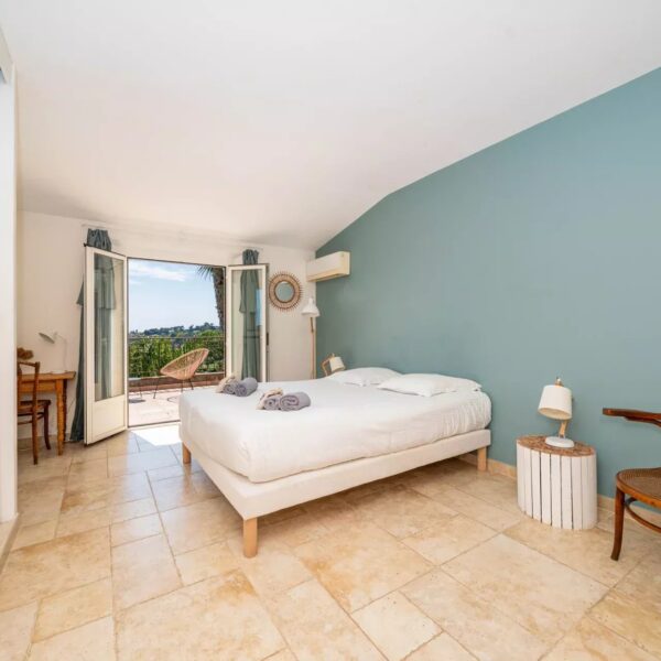 Antibes: 4-bedroom villa with swimming pool and sea view