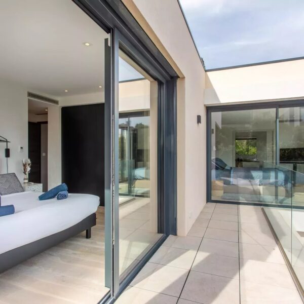 Golfe-Juan: 3-bedroom villa with swimming pool and sea view