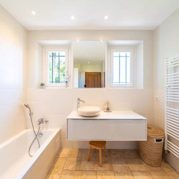 Antibes: 4-bedroom villa with swimming pool and sea view