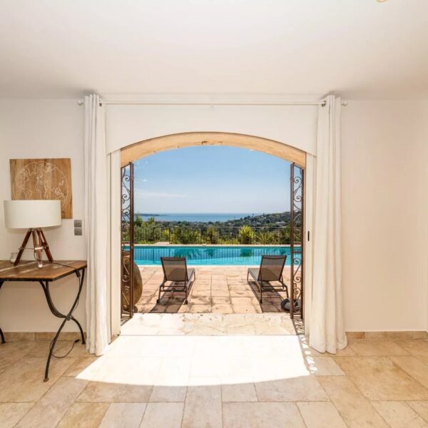 Antibes: 4-bedroom villa with swimming pool and sea view