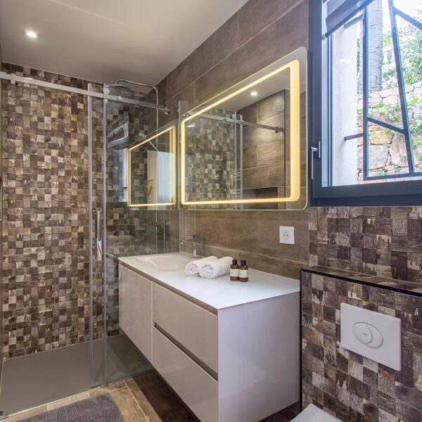 Golfe-Juan: 3-bedroom villa with swimming pool and sea view