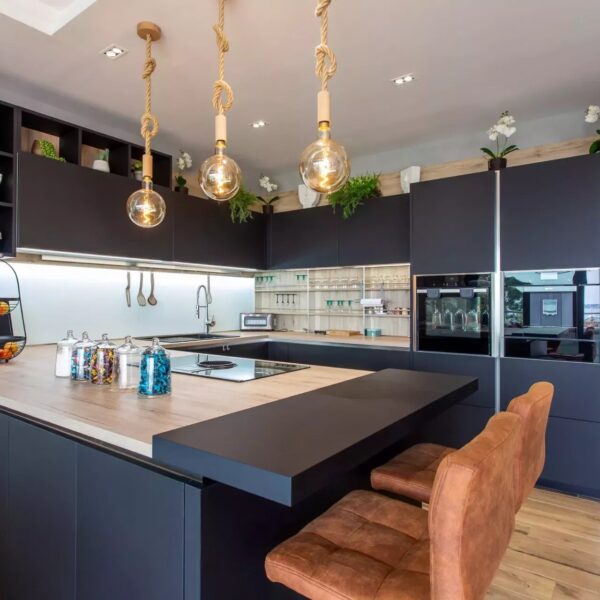 Golfe-Juan: 3-bedroom villa with swimming pool and sea view