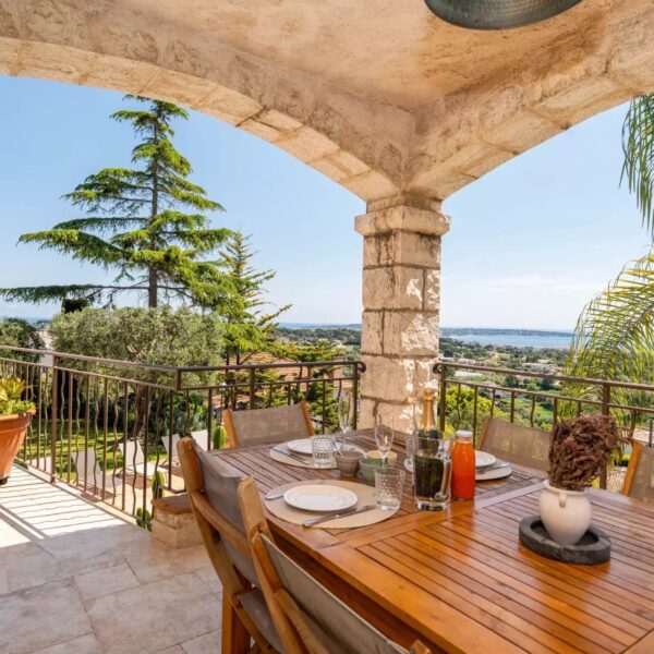 Antibes: 4-bedroom villa with swimming pool and sea view