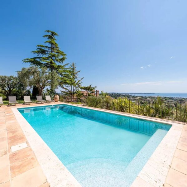 Antibes: 4-bedroom villa with swimming pool and sea view