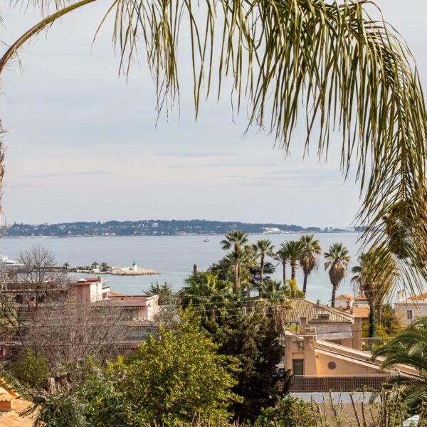 Golfe-Juan: 3-bedroom villa with swimming pool and sea view