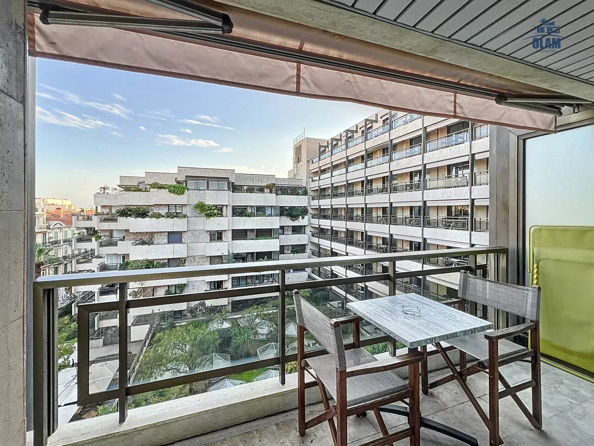 Cannes: prestigious studio with terrace in a quiet location in the city center