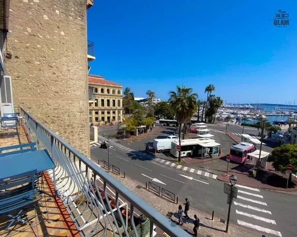 Cannes: beautiful apartment with terrace and view of the Vieuxport