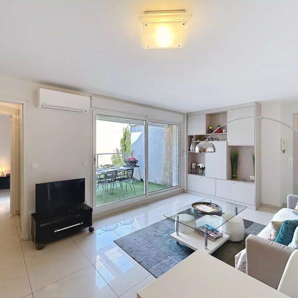 Cannes: beautiful apartment next to the Vieux Port with terrace