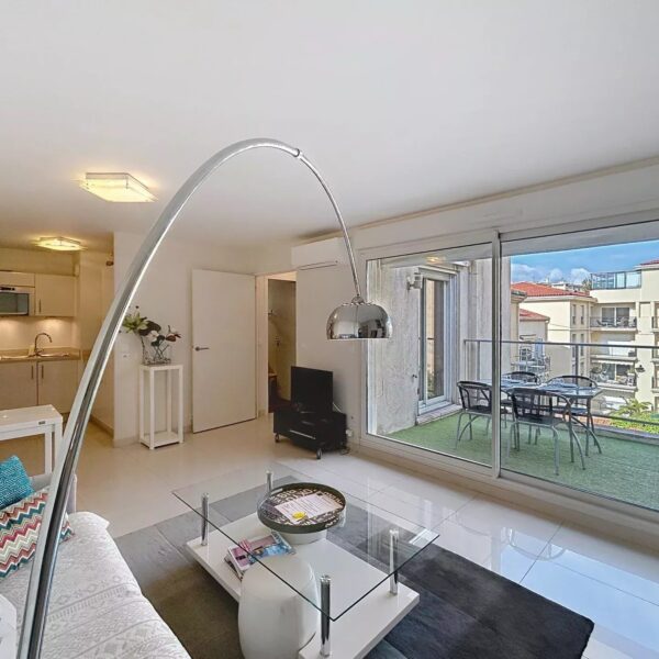 Cannes: beautiful apartment next to the Vieux Port with terrace