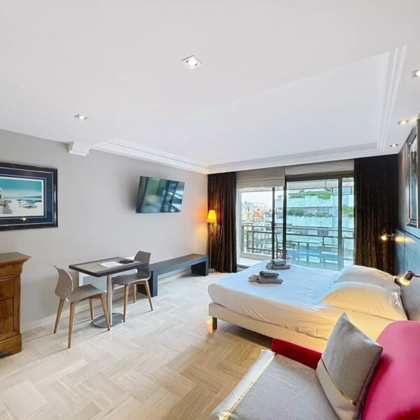 Cannes: prestigious studio with terrace in a quiet location in the city center