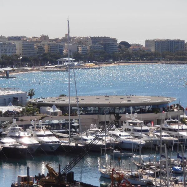 Cannes : studio de prestige avec terrasse au calme et en centre ville