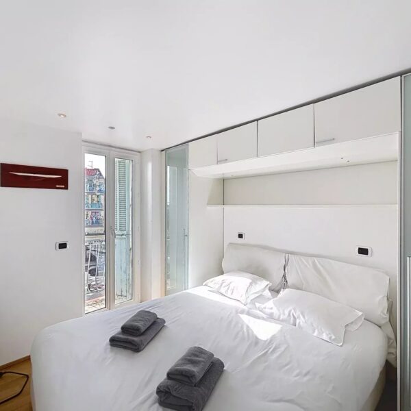 Cannes: beautiful apartment with terrace and view of the Vieuxport