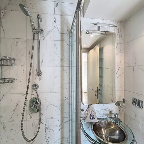 Cannes: beautiful apartment with terrace and view of the Vieuxport