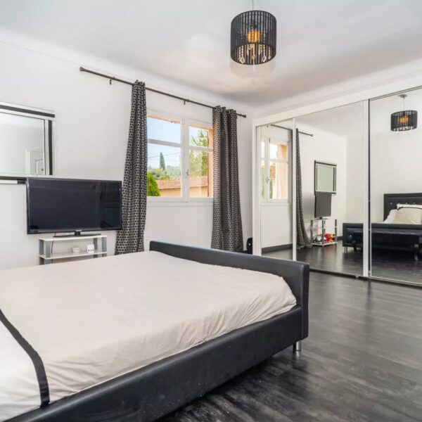 Family home Mougins: 2 floors, swimming pool and landscaped grounds