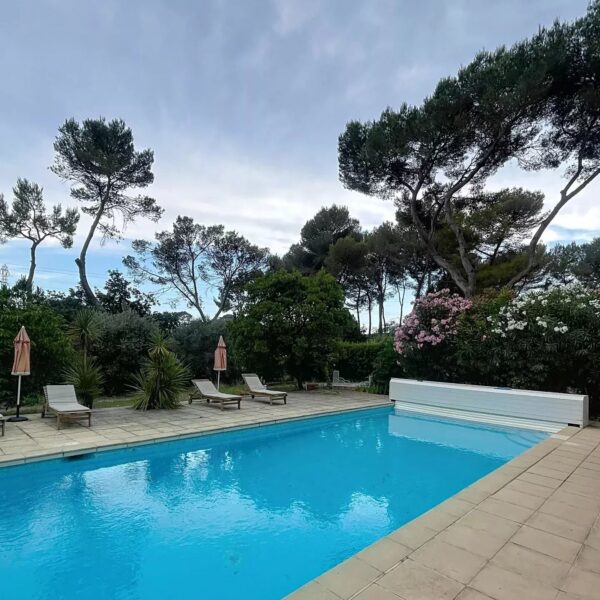 Mougins: Charming villa with swimming pool in the pine forest