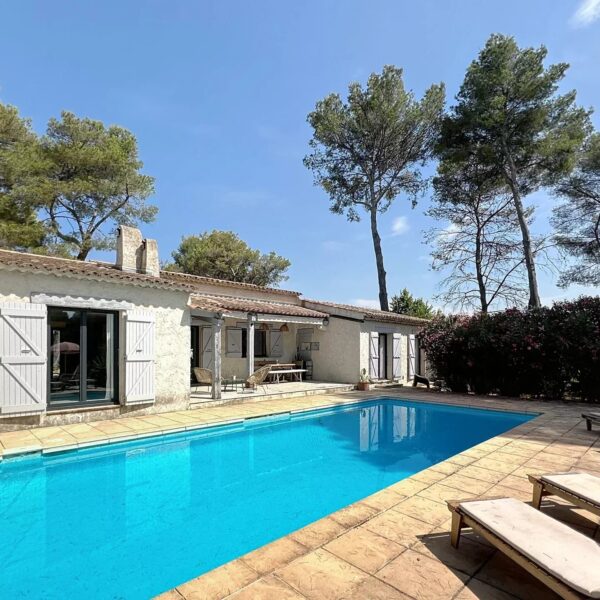 Mougins: Charming villa with swimming pool in the pine forest