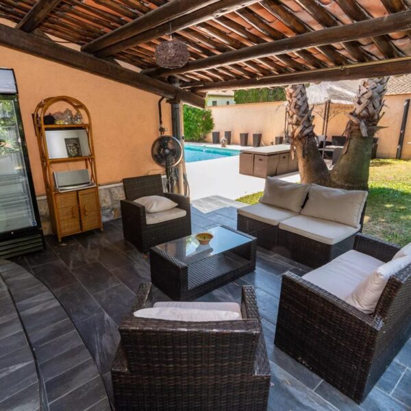 Maison familiale Mougins : 2 étages, piscine et extérieurs aménagés